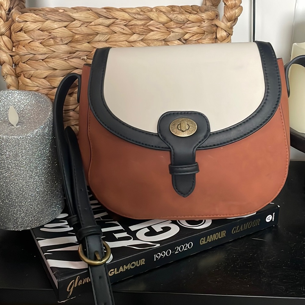 Universal Thread Crossbody